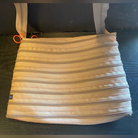 “Goldilocks” size Purse made from 1 zipper! 10 in. wide and 8.5 in. long. New. - Picture 14 of 14